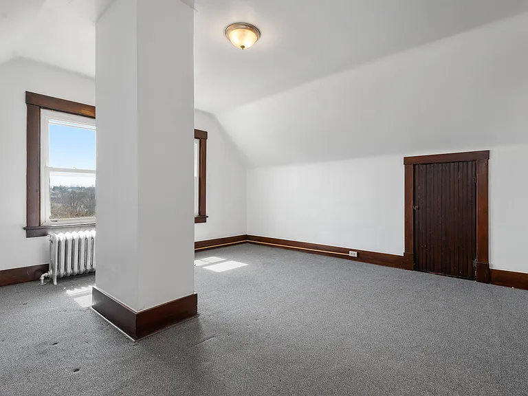 326 Anthony St — Photo 20