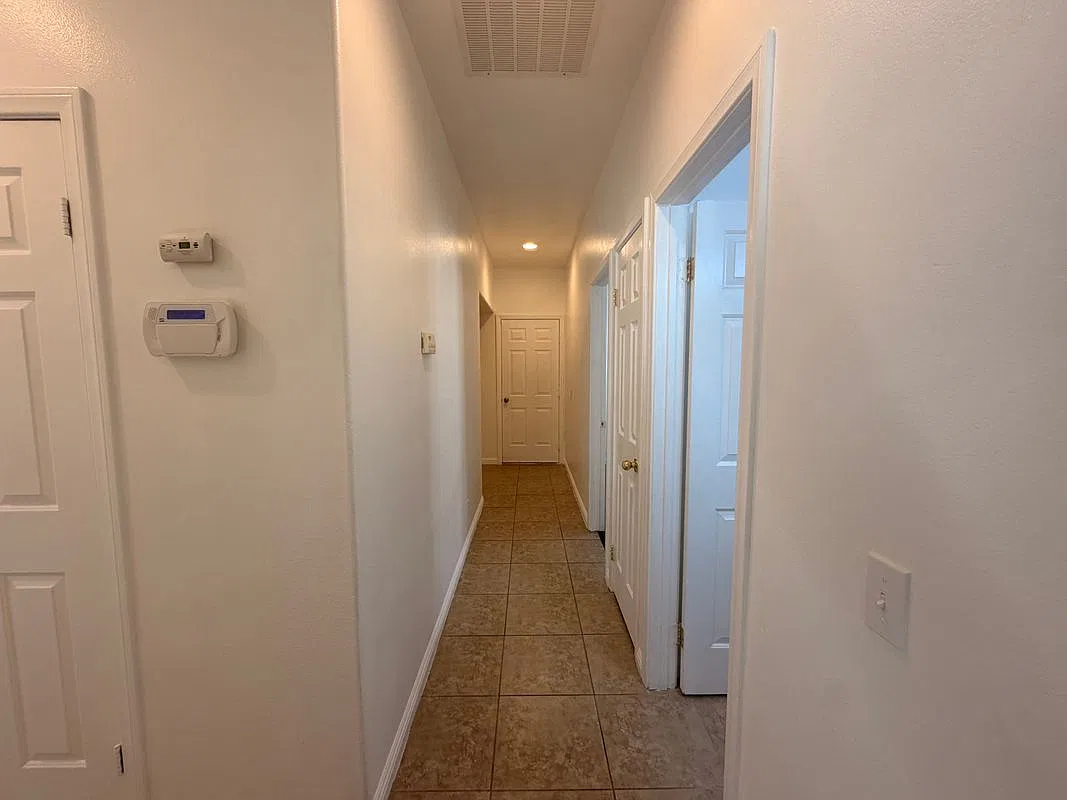 3 bed, 2.0 bath, 1431 sqft, $2,200 — Photo 2