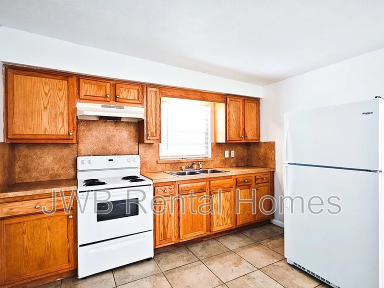 3038 Broadway Ave — Photo 2