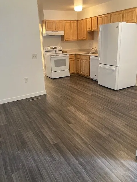 2 bed, 650 sqft, $2,200 — Photo 3
