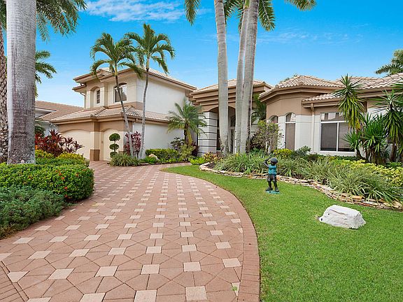 Home For Sale In Woodfield Country Club