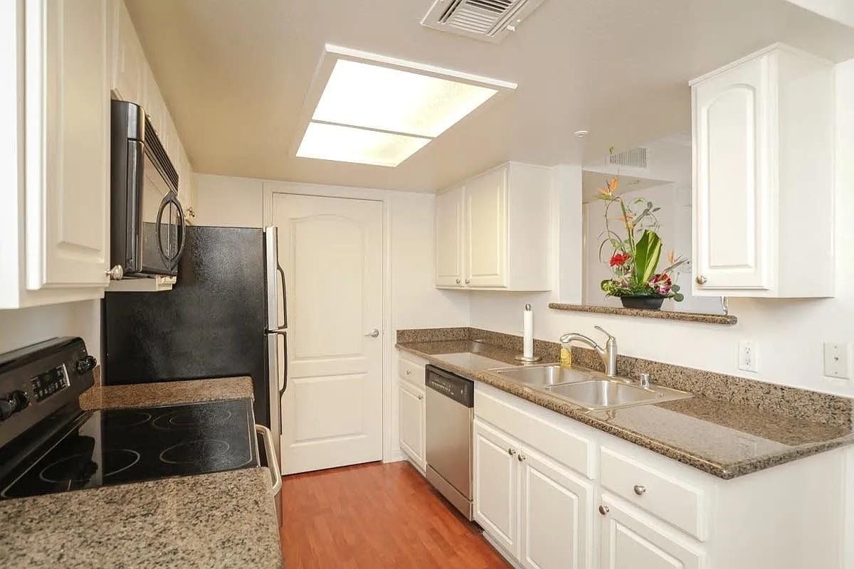 1 bed, 704 sqft, $2,375 — Photo 2