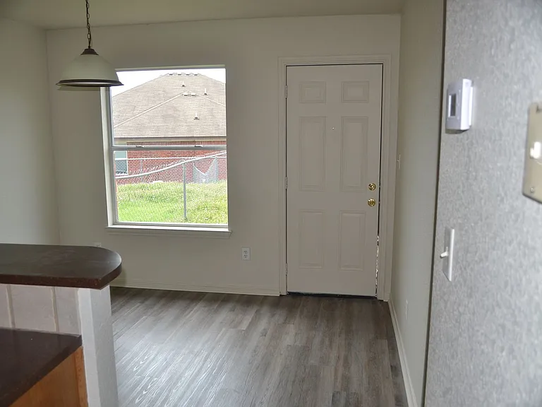212 Janelle Dr — Photo 5