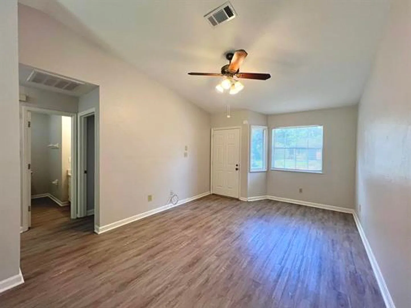 Spacious Townhome Off The Parkway — Photo 3