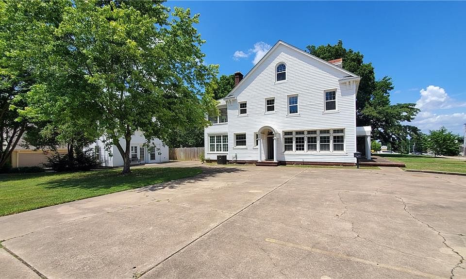 1st image of 910 S Greenwood Ave