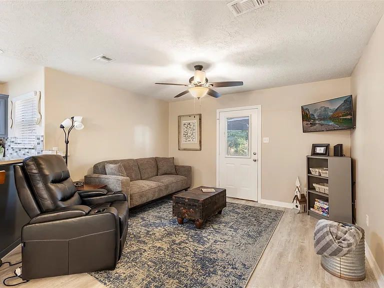 207 Foster St — Photo 7