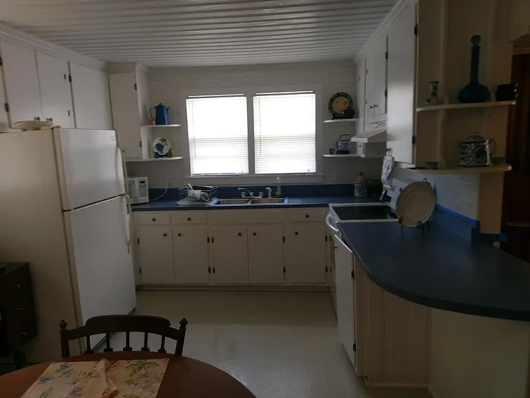 Eat in kitchen with all appliances.