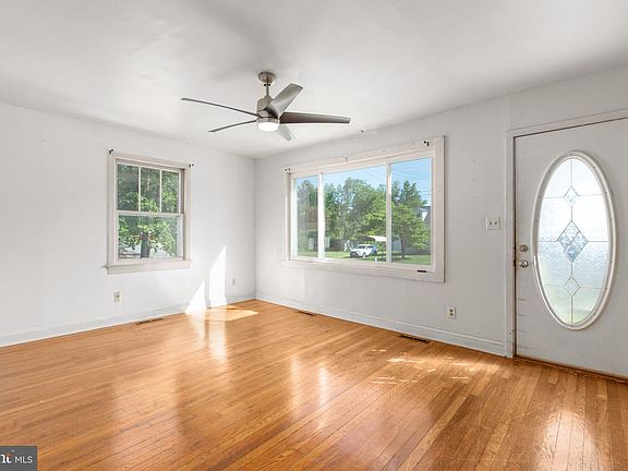 4th image of 117 Hill St