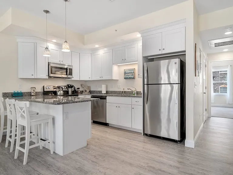 128 Ashworth Ave #204 — Photo 2