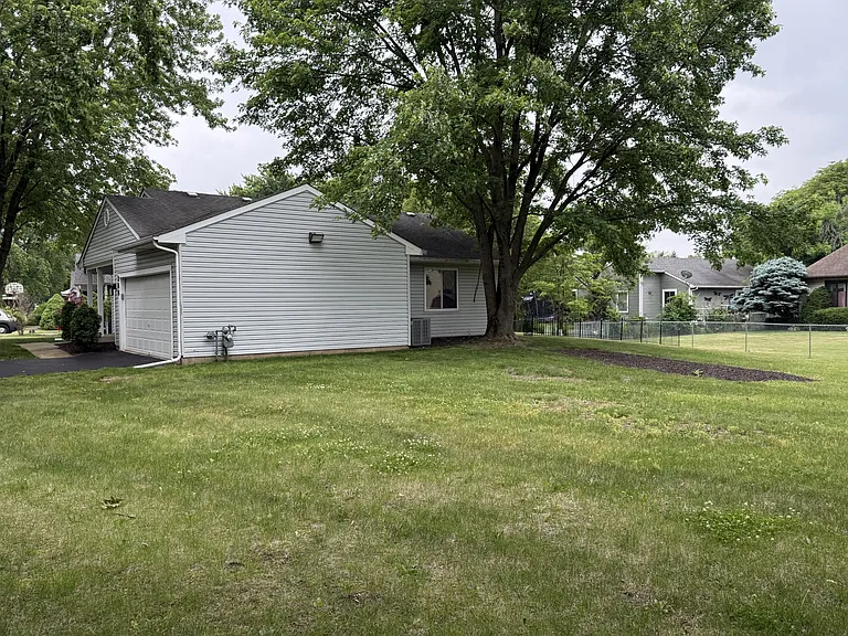 346 Danbury Dr — Photo 16