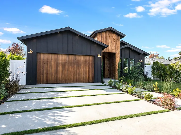 5323 Allott Ave — Photo 19