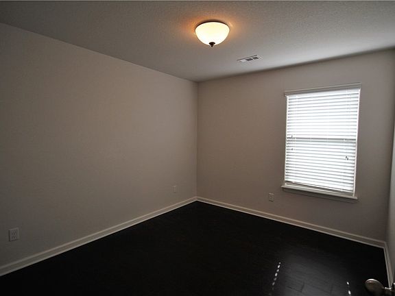 4th image of 619 NE Eagle Dr