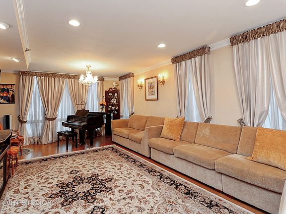 3rd image of 1250 S Michigan Ave APT 2706