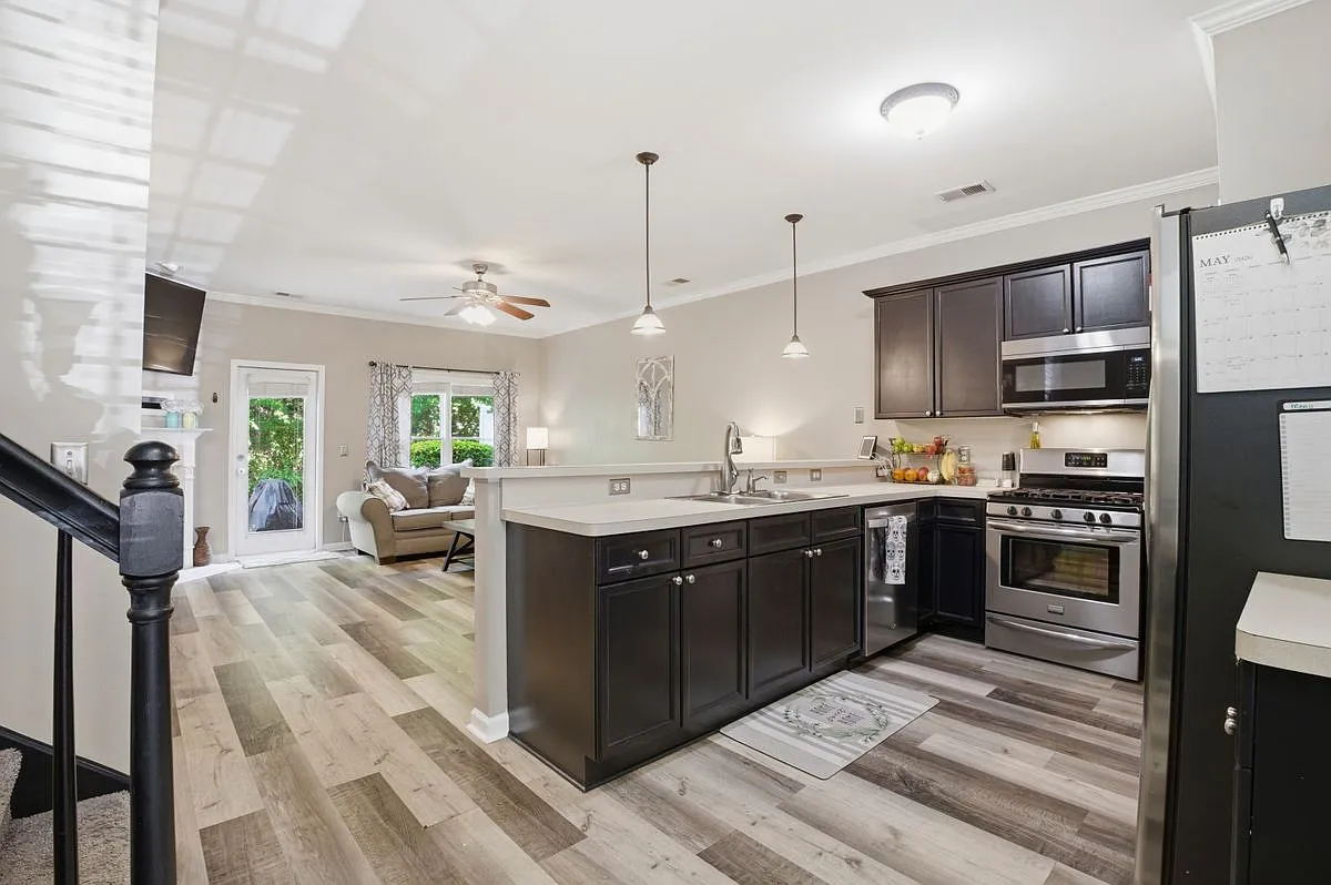 3 bed, 2.5 bath, 1692 sqft, $2,100 — Photo 4