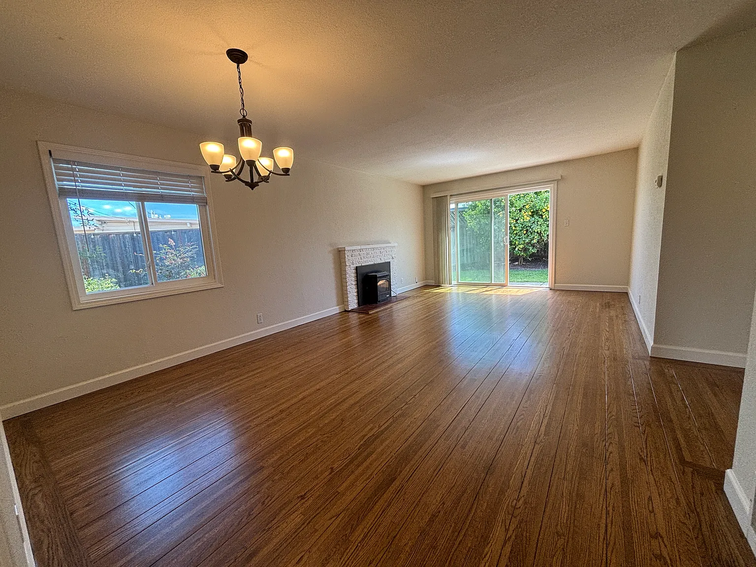 3 bed, 1.5 bath, 1530 sqft, $4,800 — Photo 3