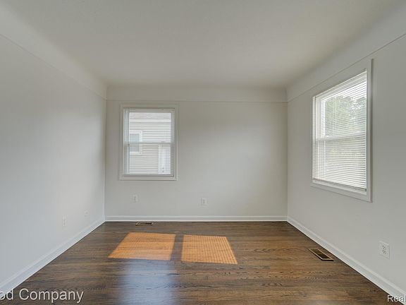 3rd image of 3095 Buckingham Ave