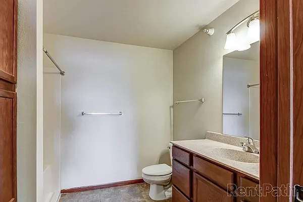 Kenwood on 5th Apartments — Photo 17