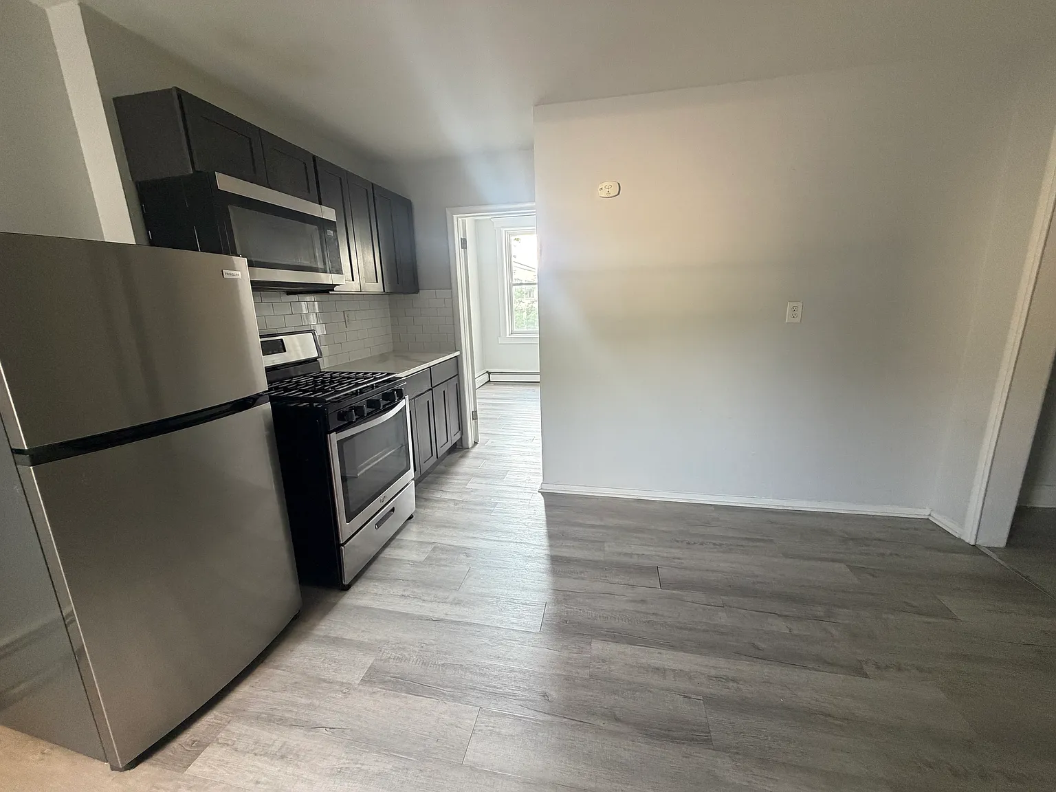 2 bed, 750 sqft, $2,200 — Photo 2