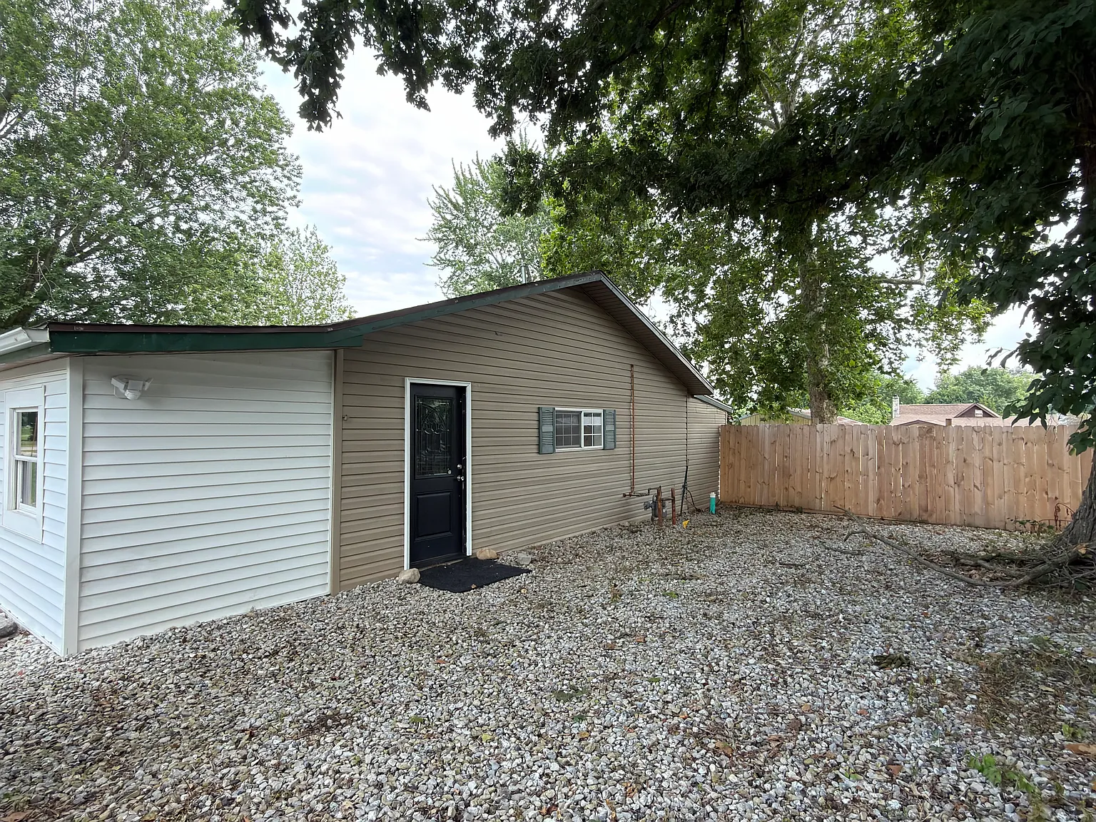 3 bed, 672 sqft, $1,000 — Photo 1