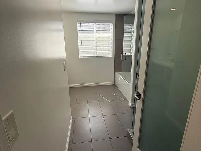 10610 Rhodesia Ave — Photo 41