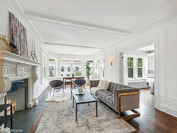 3rd image of 2946 N Pine Grove Ave #2S