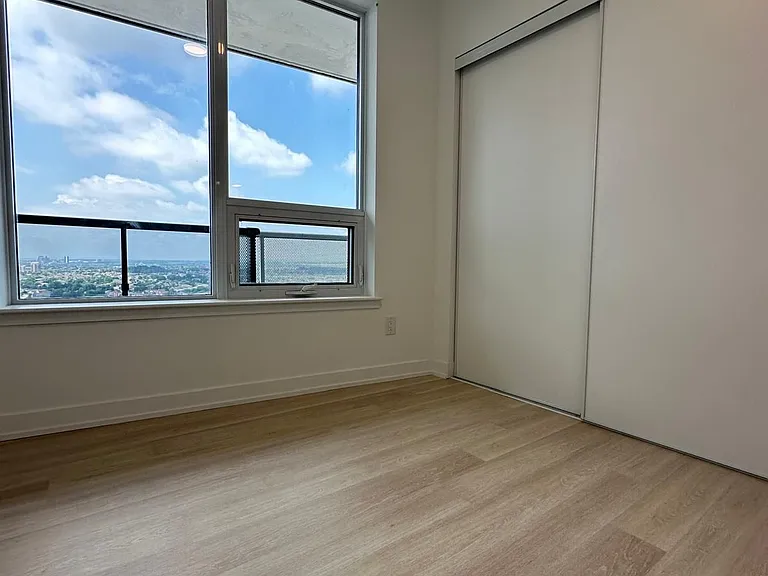 5105 Hurontario St #2208 — Photo 11