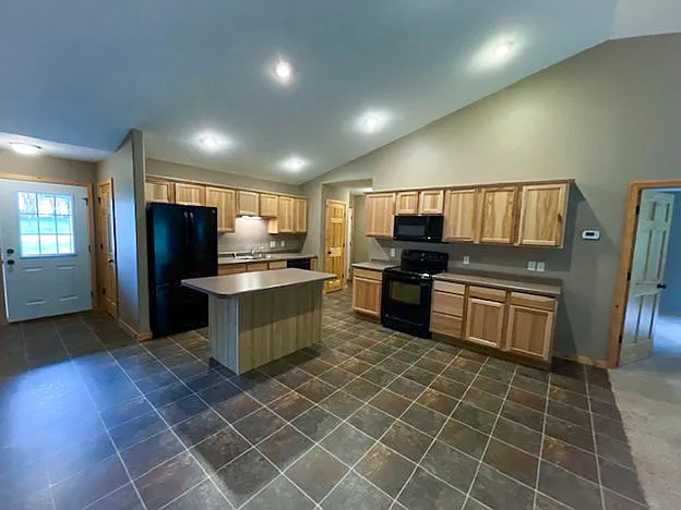 3 bed, 1900 sqft, $1,755 — Photo 2
