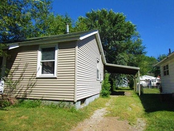 2nd image of 1406 Howard Ct