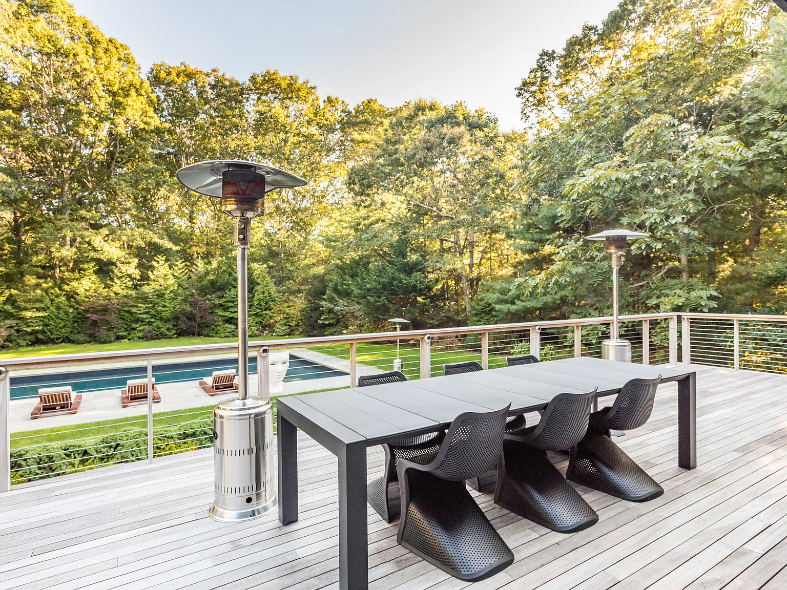 Sleek rental with privacy — Photo 4