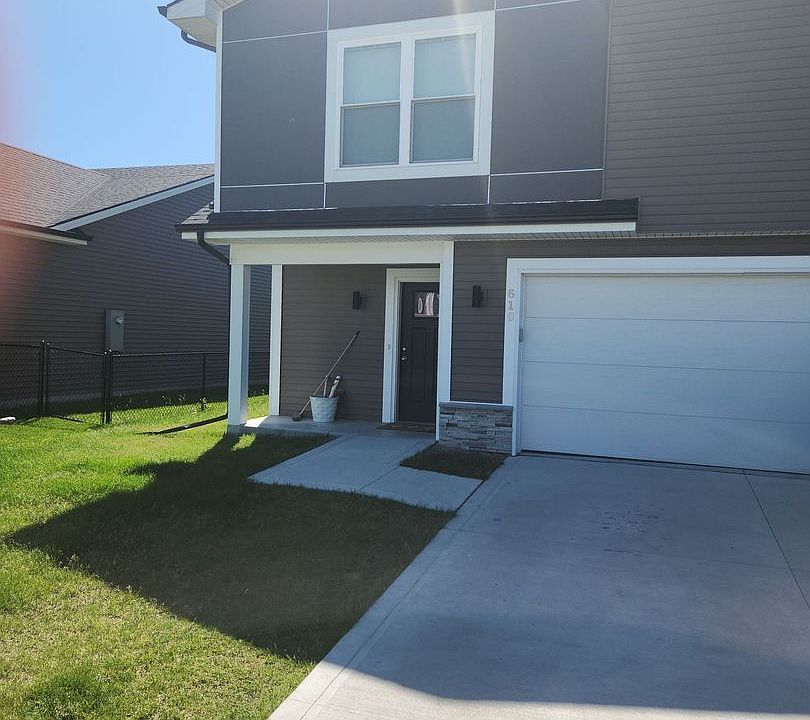 1st image of 610 NE Hunter Dr