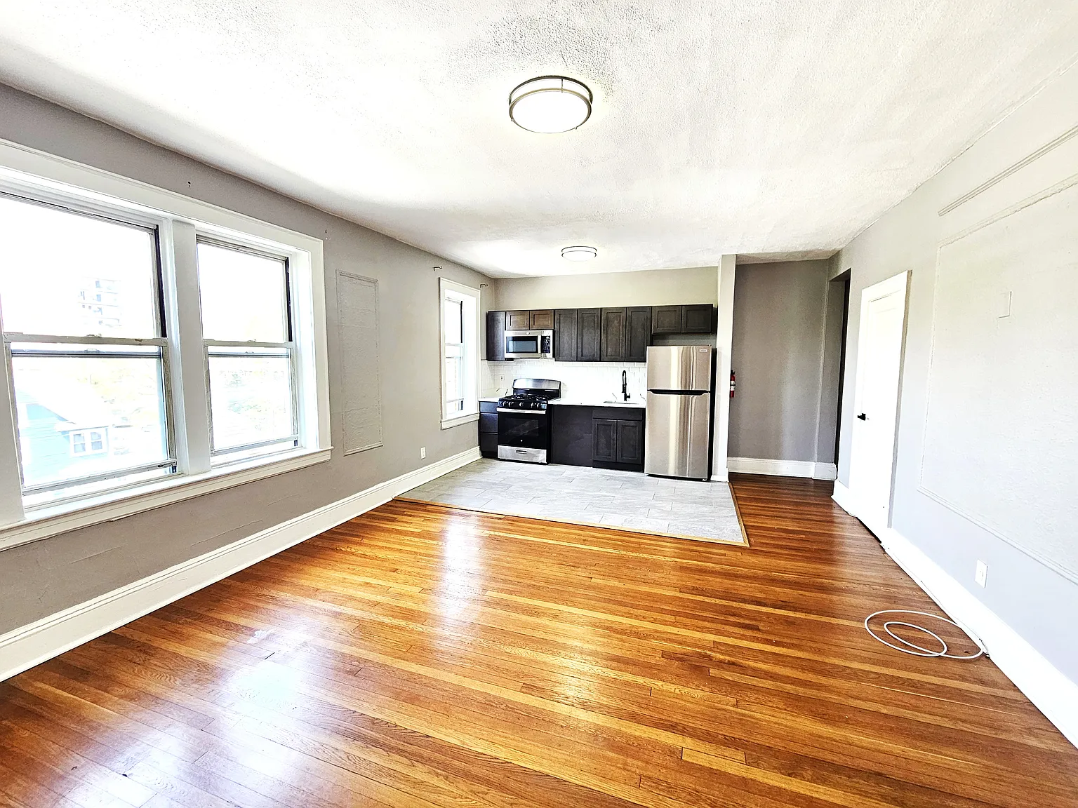 1 bed, 900 sqft, $2,100 — Photo 2