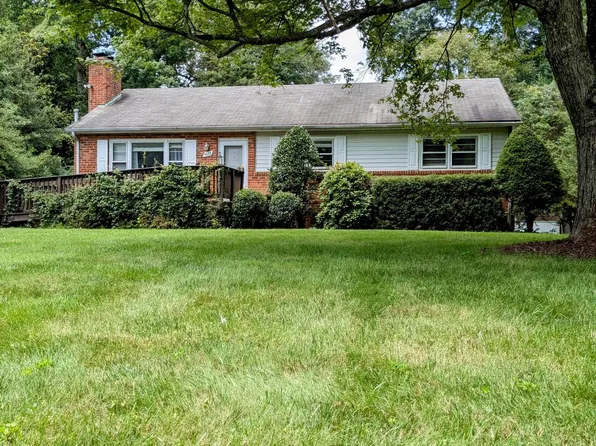 4038 Doveville Ln, Fairfax, VA 22032