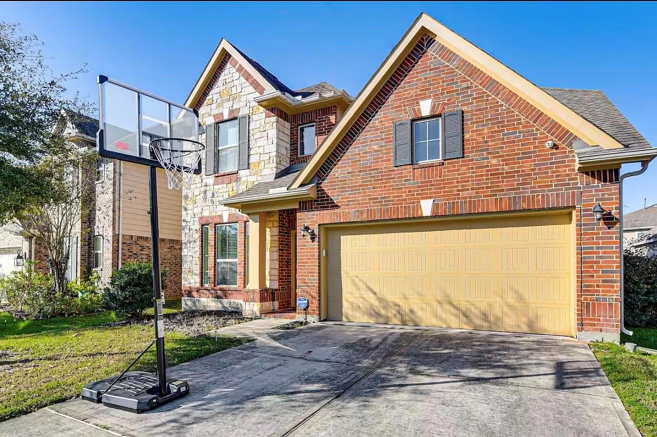 4 bed, 2.5 bath, 2023 sqft, $2,500 — Photo 2