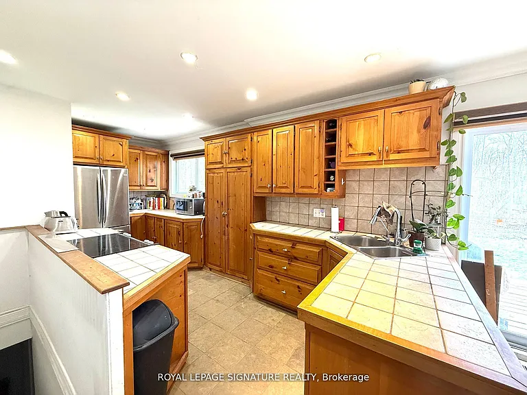 38 Burnhamthorpe Rd W — Photo 4