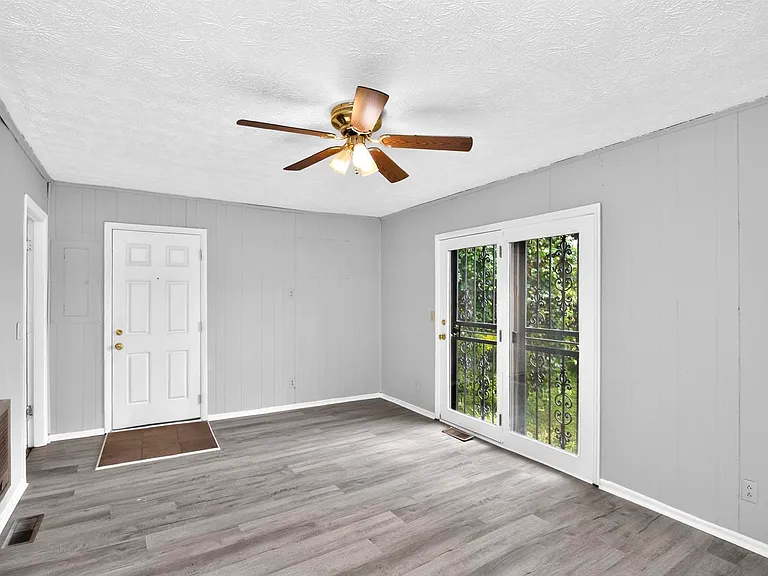 2423 Underwood St — Photo 13