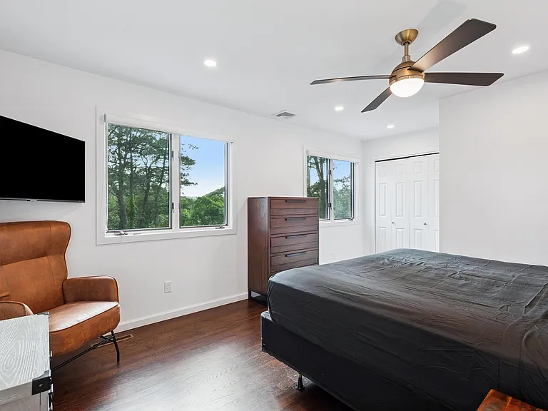 11 Lawrence Ave — Photo 12