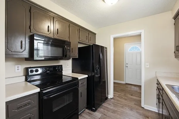 700 Shelton Cir — Photo 6