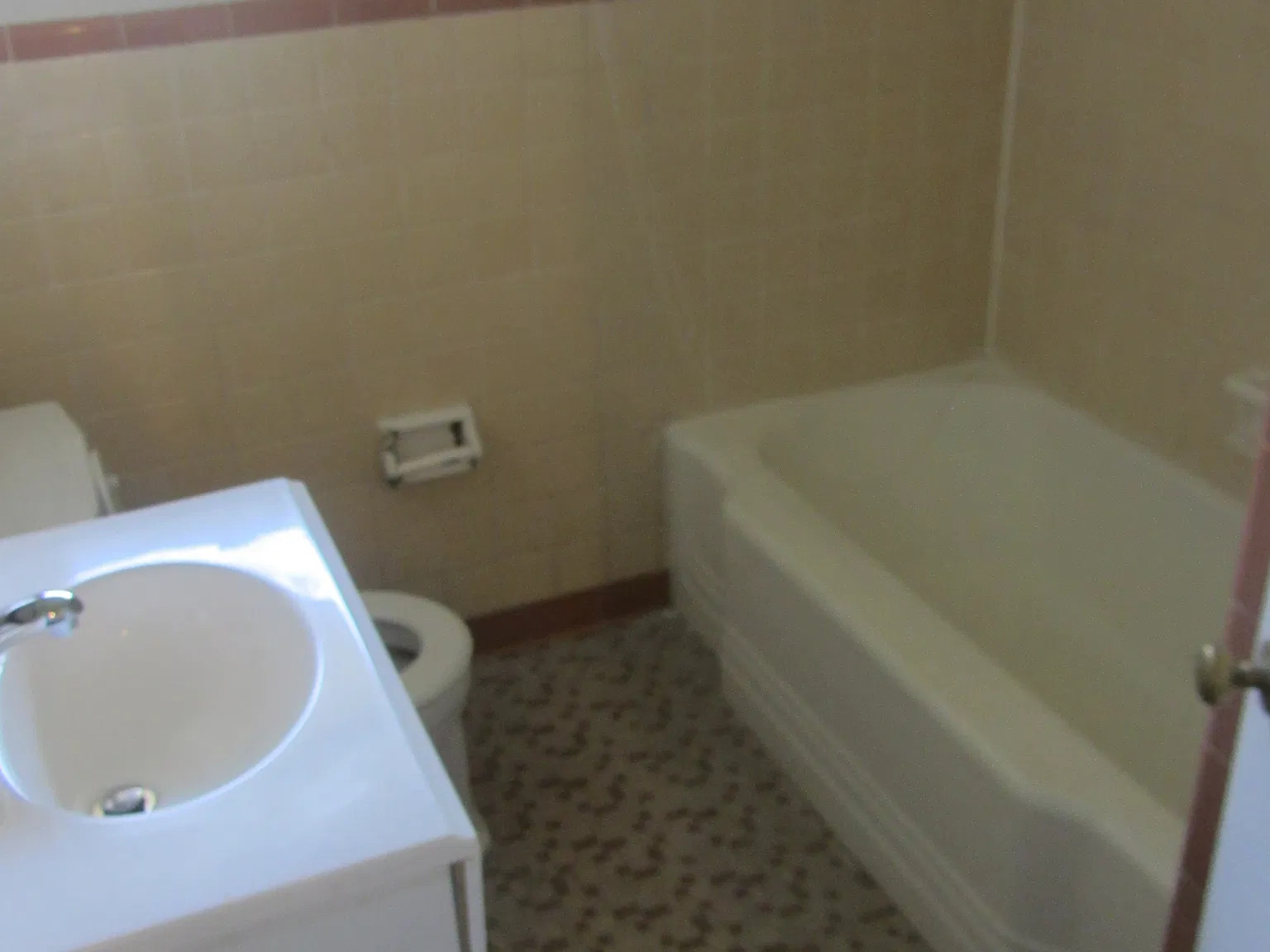 3 bed, 1012 sqft, $1,000 — Photo 3