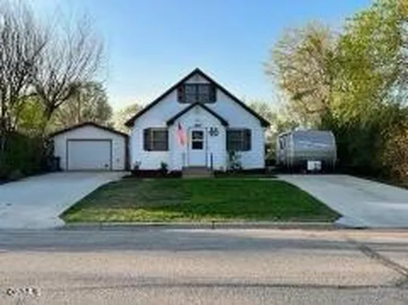 124 5th St N, New Town, ND 58763