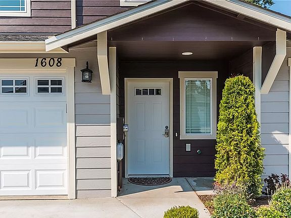 4th image of 1608 SW Stremler Dr