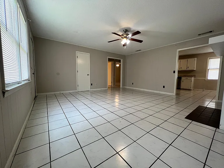 809 Robin Hood Trl — Photo 2