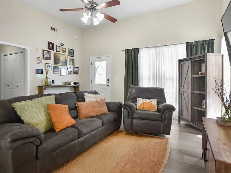 529 Oakmont Dr — Photo 2