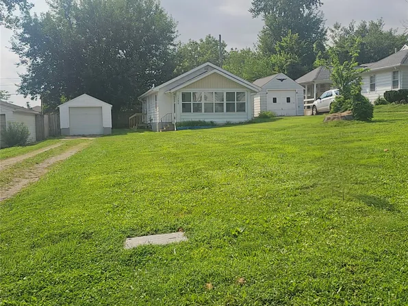 1325 Maplewood Dr NE, Cedar Rapids, IA 52402