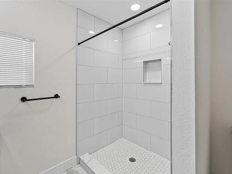2525 W Beach St — Photo 36