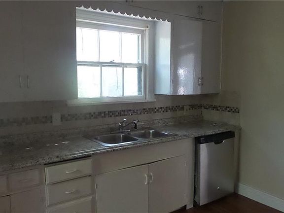4th image of 334 NE 10th St