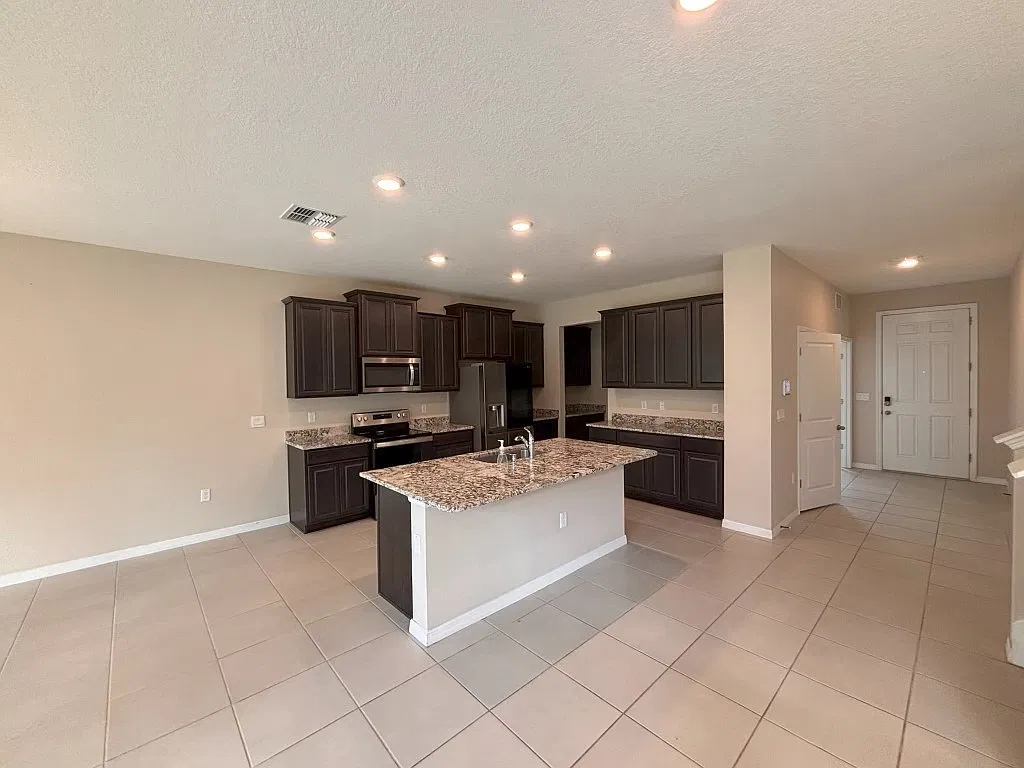 5 bed, 2934 sqft, $3,000 — Photo 3