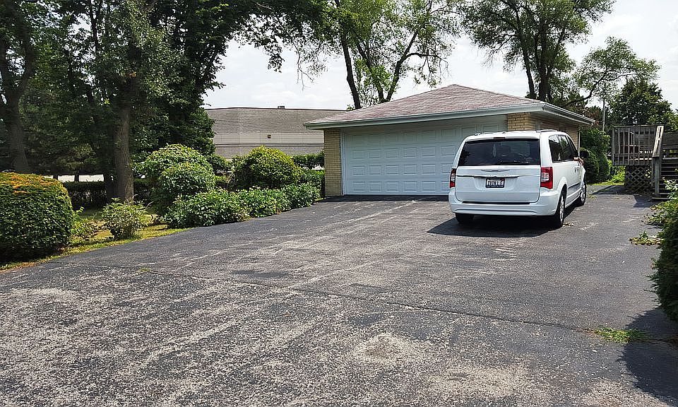 2nd image of 17W109 Elder Ln