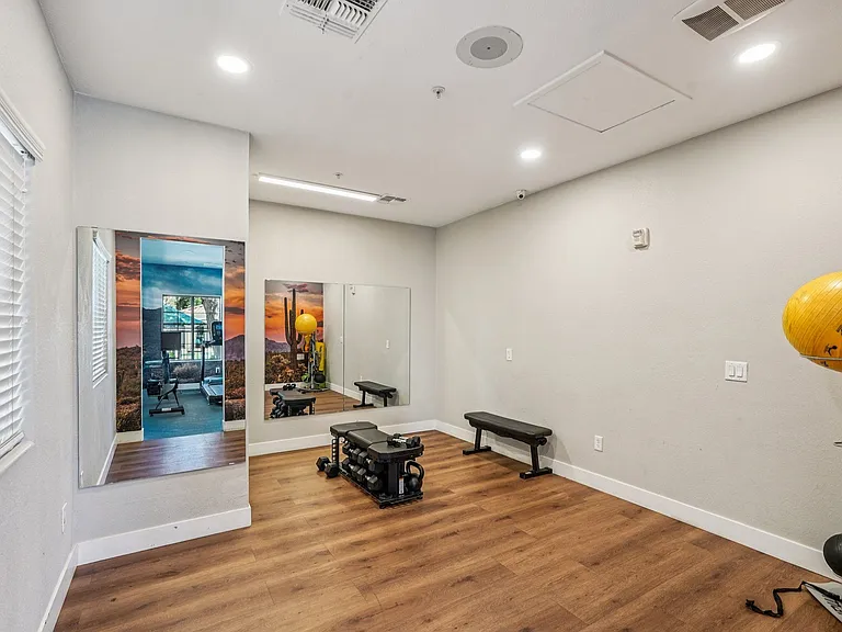 Del Mar Apartments — Photo 20
