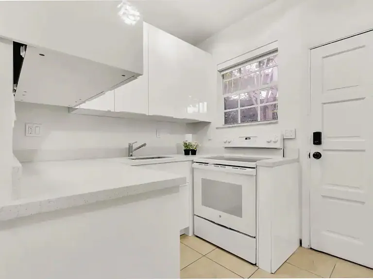 2710 SW 22nd Ave — Photo 36