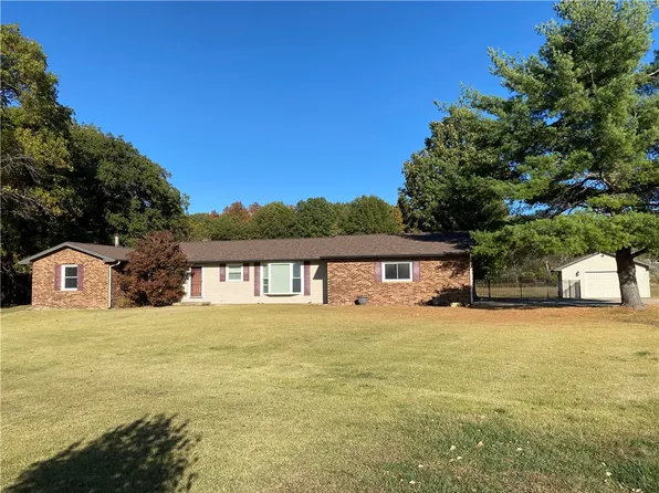 2372 Lincoln Highway Rd, Charleston, IL 61920